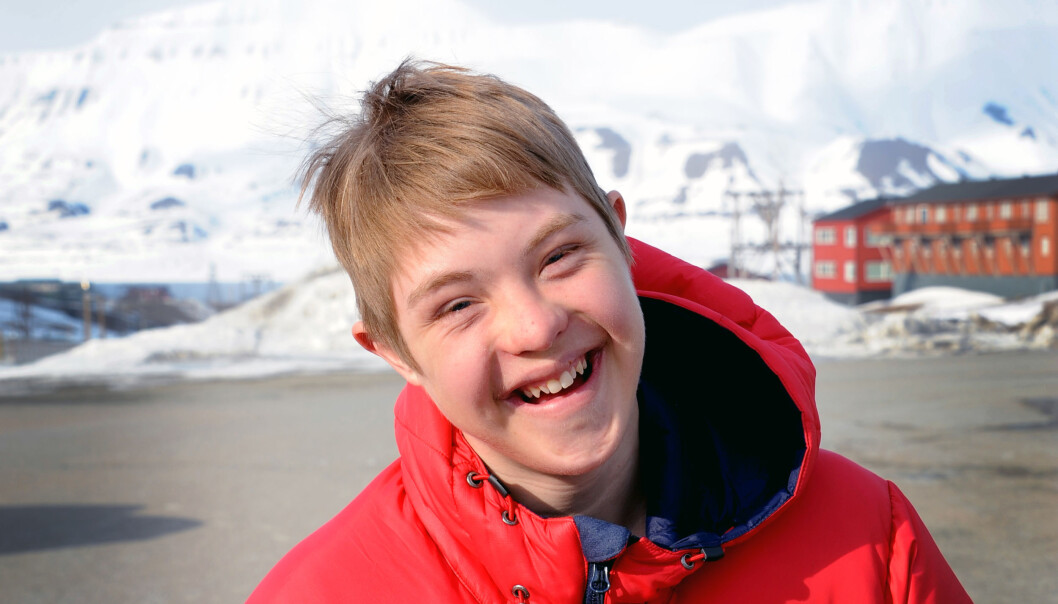 Trym er godt kjent i Longyearbyen. Det er en trygghet for mor og far at alle vet hvem sønnen deres er. Foto Marianne Otterdahl-Jensen Trym er godt kjent i Longyearbyen. Det er en trygghet for mor og far at alle vet hvem sønnen deres er. Foto Marianne Otterdahl-Jensen