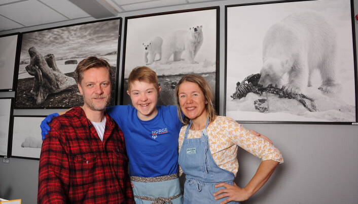 Pappa Terje Aunevik, Trym og mamma Tove Beate Eide i kaffebaren Fruene, der alle stamgjestene er vant til å se Tryms blide ansikt. Foto: Marianne Otterdahl-Jensen Pappa Terje Aunevik, Trym og mamma Tove Beate Eide i kaffebaren Fruene, der alle stamgjestene er vant til å se Tryms blide ansikt. Foto: Marianne Otterdahl-Jensen