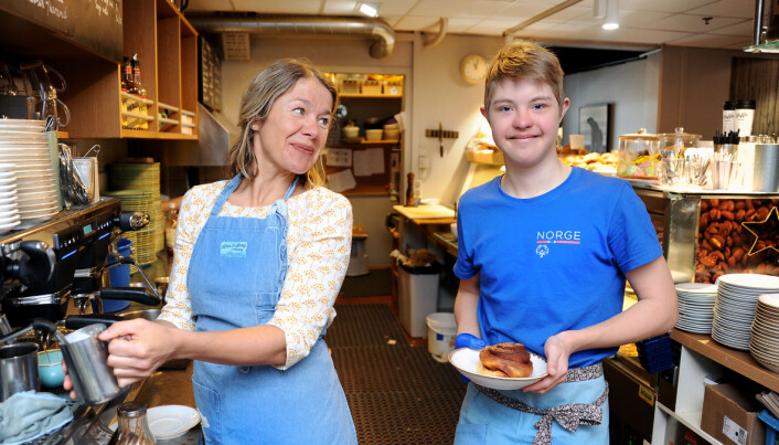 Under kyndig veiledning av mamma Tove Beate Eide jobber Trym på Fruene noen timer hver formiddag. Konsentrasjon må til, særlig når det gjelder serveringen, og Trym er en lærevillig kar. Foto: Marianne Otterdahl-Jensen Under kyndig veiledning av mamma Tove Beate Eide jobber Trym på Fruene noen timer hver formiddag. Konsentrasjon må til, særlig når det gjelder serveringen, og Trym er en lærevillig kar. Foto: Marianne Otterdahl-Jensen