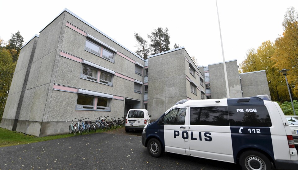Ein politibil er parkert ved studentheimen i Sarkiniemi in Kuopio. Foto: Vesa Moilanen/Lehtikuva, AP