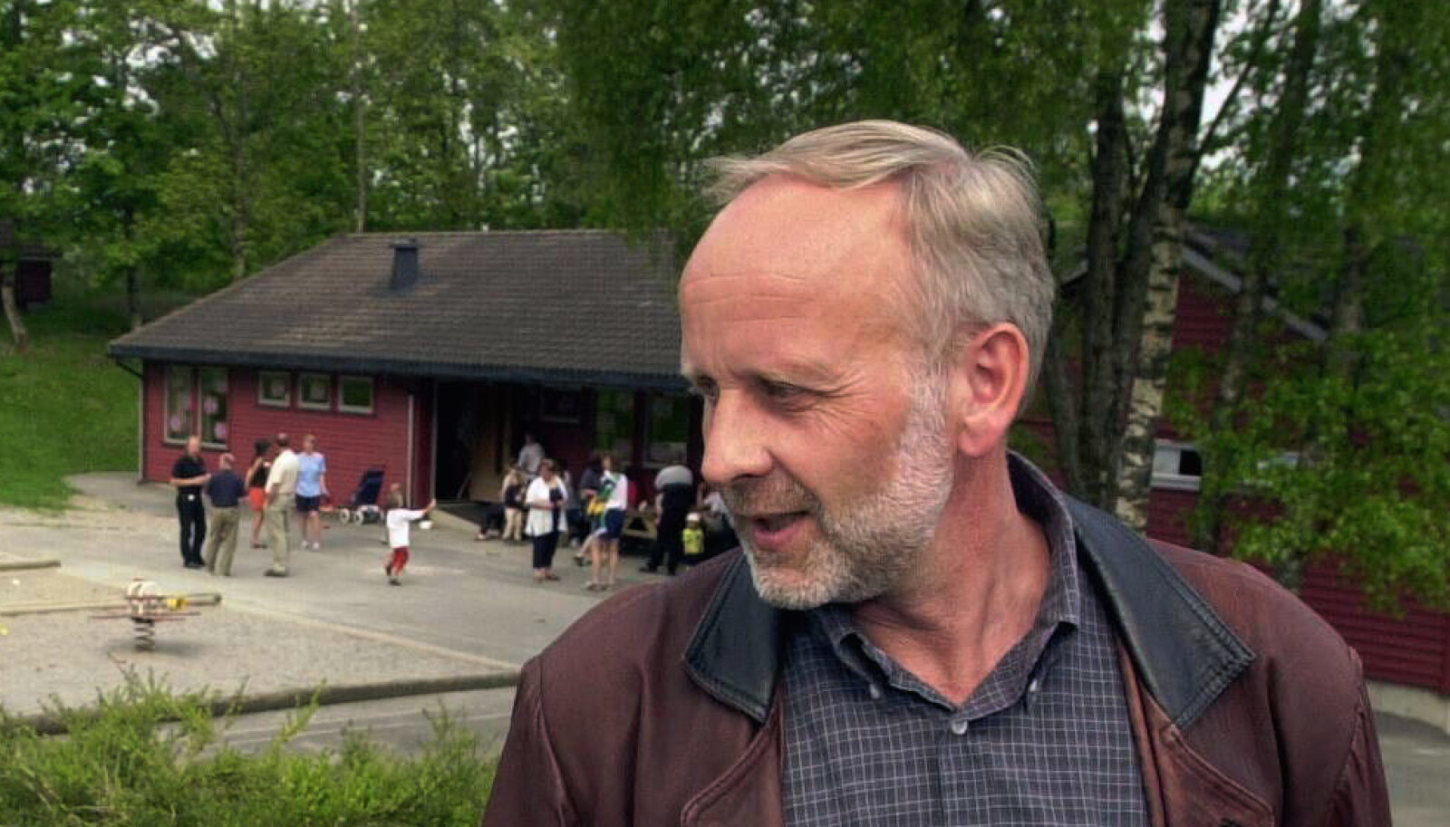 Ordfører Terje Thornquist kom til Hjelmeland barnehage med blomster dagen etter gisseldramaet. Foto: NTB scanpix. Ordfører Terje Thornquist kom til Hjelmeland barnehage med blomster dagen etter gisseldramaet. Foto: NTB scanpix.