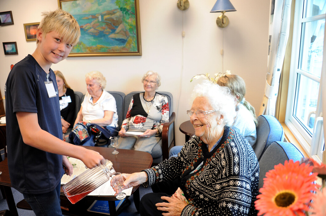 Phillip Gustavsen skjenker saft til Grethe Stornes.
I bakgrunnen ser vi Signe H. Johnsen og Astrid K. Halvorsen. Foto: Marianne Otterdahl-Jensen Phillip Gustavsen skjenker saft til Grethe Stornes.
I bakgrunnen ser vi Signe H. Johnsen og Astrid K. Halvorsen. Foto: Marianne Otterdahl-Jensen