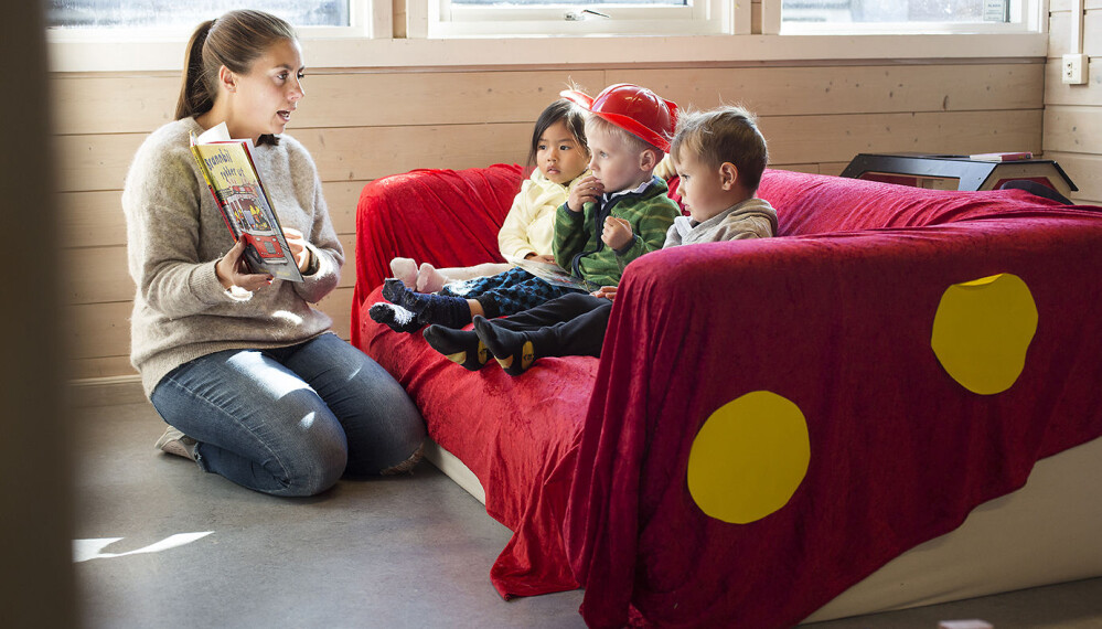 På avdelingen Blåmann er sofaen forvandlet til brannbil. Mia, Oliver og Jacub har tatt plass i forsetet. Pedagog Silje Larsen Helland leser fra boken «Brannbil rykker ut». På avdelingen Blåmann er sofaen forvandlet til brannbil. Mia, Oliver og Jacub har tatt plass i forsetet. Pedagog Silje Larsen Helland leser fra boken «Brannbil rykker ut».