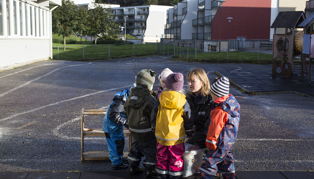 Pedagogisk leder Toril Kalsås snakker med rolig og alvorlig stemme. Hun forteller at dersom det brenner på ekte, skal ingen barn slukke brannen. Da skal alle gå ut av huset og samle seg til felles opprop i sandkassen. Pedagogisk leder Toril Kalsås snakker med rolig og alvorlig stemme. Hun forteller at dersom det brenner på ekte, skal ingen barn slukke brannen. Da skal alle gå ut av huset og samle seg til felles opprop i sandkassen.