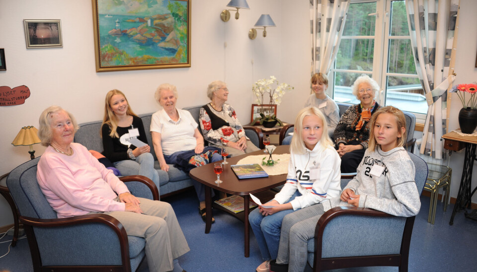 Det begynte som et forsøk. Nå besøker 7.-klassingene beboerne på bo- og omsorgssenteret flere ganger i måneden. Foto: Marianne Otterdahl-Jensen