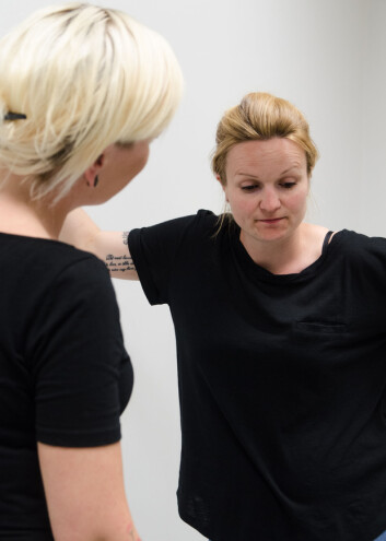 Kristine Dahlstrøm viser frem hvordan hun ville ha oppført seg viss hun ikke vil høre på Ida Syversen (t.v.). Foto: Hans Hovland Løvlien Kristine Dahlstrøm viser frem hvordan hun ville ha oppført seg viss hun ikke vil høre på Ida Syversen (t.v.). Foto: Hans Hovland Løvlien