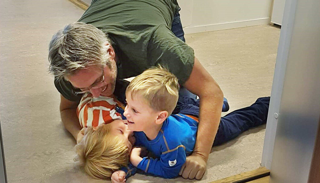 Aktivitetsnivået er høyt i idrettsbarnehagen. Her er det Jacob og Linus som lekeslåss med sjefen, Hjørvard Bjørnbeth. Foto: Privat. Aktivitetsnivået er høyt i idrettsbarnehagen. Her er det Jacob og Linus som lekeslåss med sjefen, Hjørvard Bjørnbeth. Foto: Privat.
