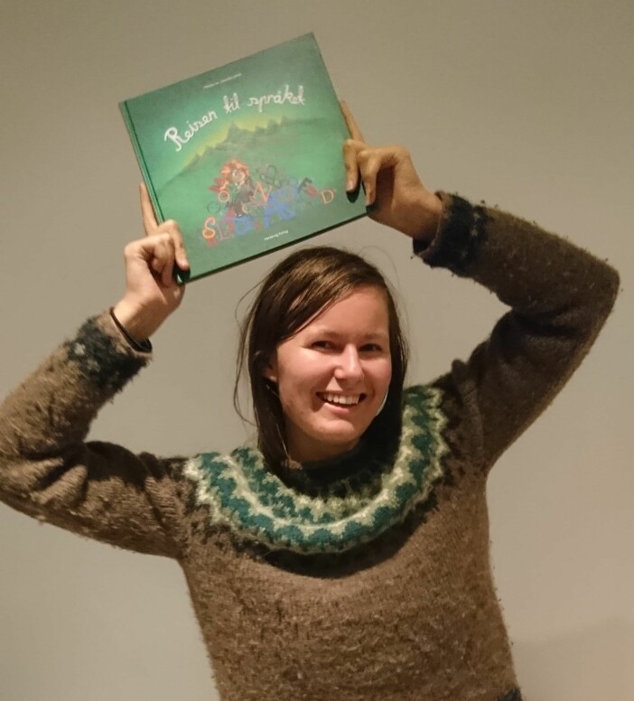 Frida Haugland håper boka kan hjelpe andre. Foto: Privat