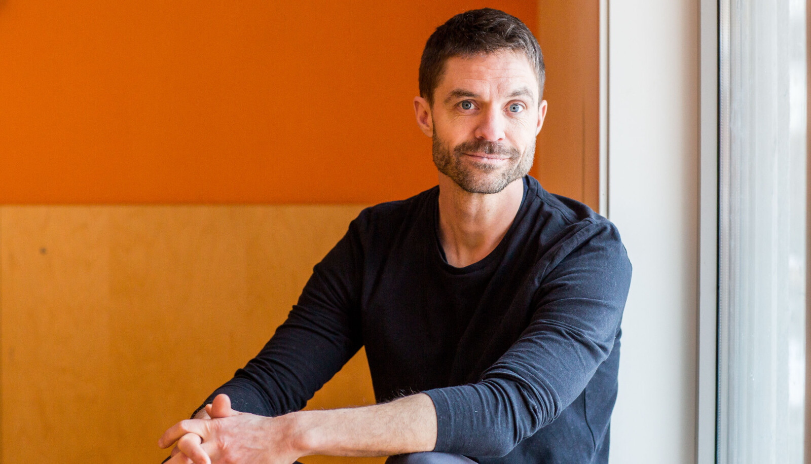 Barnehagelærer Rasmus Kleppe dro til Namibia for å jobbe som rådgiver i ni barnehager som 30-åring. Han er en av de første forskerne i Norge som har en delt stilling mellom praksisfeltet og akademia. Foto: Charlotte E. Wiig Barnehagelærer Rasmus Kleppe dro til Namibia for å jobbe som rådgiver i ni barnehager som 30-åring. Han er en av de første forskerne i Norge som har en delt stilling mellom praksisfeltet og akademia. Foto: Charlotte E. Wiig