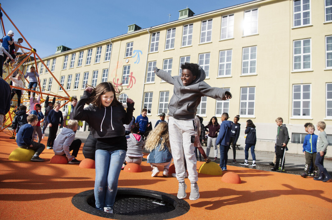 Malin Rødder Bjørnøy (t.v.) og Stella Christ Crawford tester den splitter nye og fargerike skolegården til Kampen skole i Stavanger.
Foto: Marie von Krogh Malin Rødder Bjørnøy (t.v.) og Stella Christ Crawford tester den splitter nye og fargerike skolegården til Kampen skole i Stavanger.
Foto: Marie von Krogh