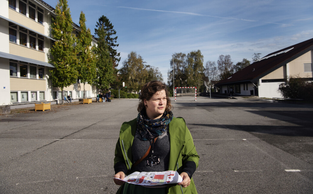 Landskapsarkitekt Kine Marie Krogh Olesen med tegningene over det som skal bli den nye skolegården på Kannik skole. Foto: Marie von Krogh Landskapsarkitekt Kine Marie Krogh Olesen med tegningene over det som skal bli den nye skolegården på Kannik skole. Foto: Marie von Krogh