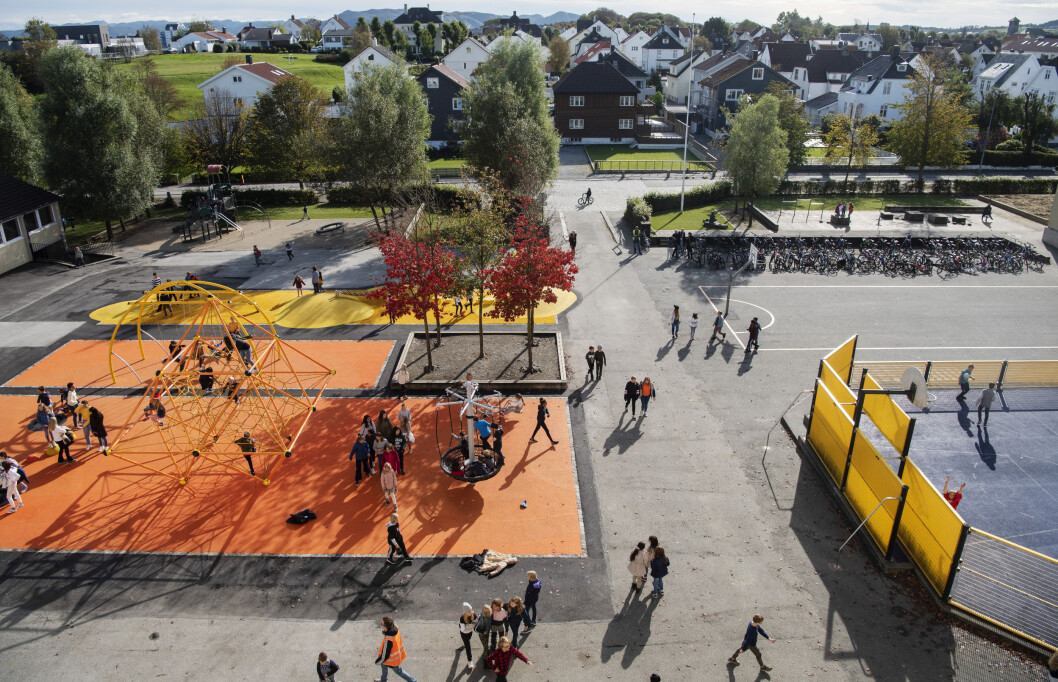 Kampen skole i Stavanger har nettopp fått splitter ny skolegård. Skolen er en klassisk byskole med bygg i hesteskoform rundt en nokså liten skolegård. Foto: Marie von Krogh Kampen skole i Stavanger har nettopp fått splitter ny skolegård. Skolen er en klassisk byskole med bygg i hesteskoform rundt en nokså liten skolegård. Foto: Marie von Krogh