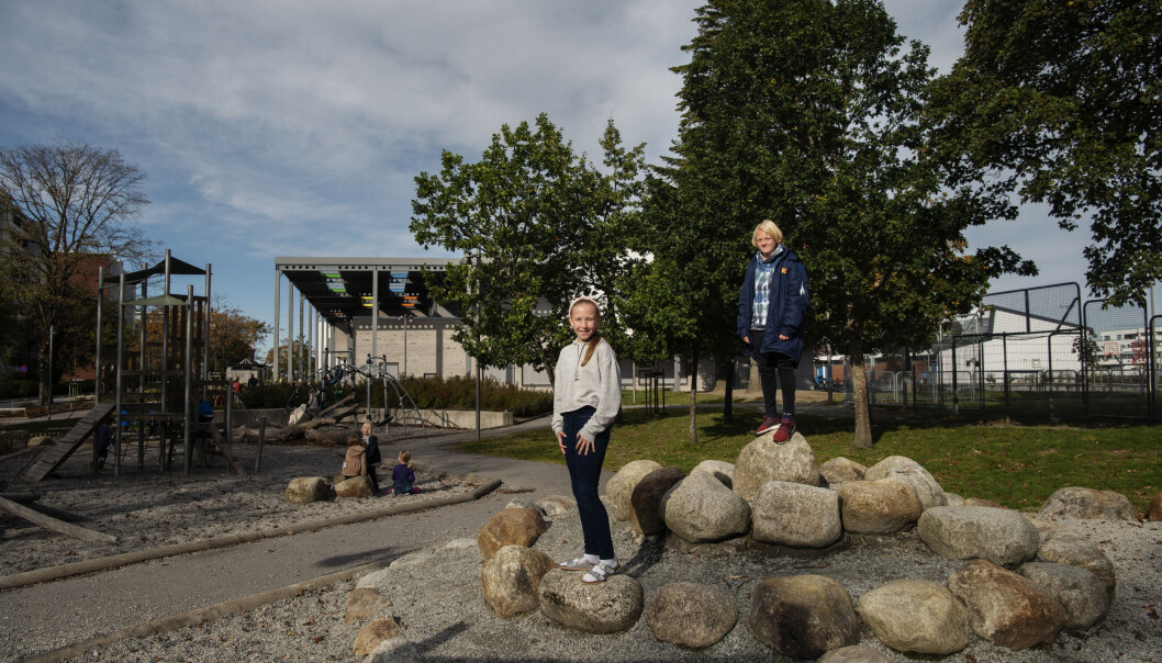 Ved Eiganes skole strekker uteområdene seg rundt hele skolen, delt inn i ulike soner. Elevene Marius Knutsen og Live Sandve Langeland savner ikke den gamle skolegården. Foto: Marie von Krogh Ved Eiganes skole strekker uteområdene seg rundt hele skolen, delt inn i ulike soner. Elevene Marius Knutsen og Live Sandve Langeland savner ikke den gamle skolegården. Foto: Marie von Krogh