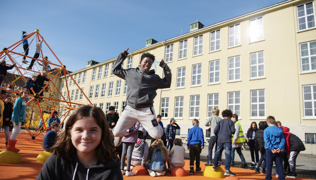 Stella Christ Crawford tester trampolinen med Malin Rødder Bjørnøy i forgrunnen. For bare noen dager siden fikk de en helt ny og fargerik skolegård. Foto: Marie von Krogh Stella Christ Crawford tester trampolinen med Malin Rødder Bjørnøy i forgrunnen. For bare noen dager siden fikk de en helt ny og fargerik skolegård. Foto: Marie von Krogh