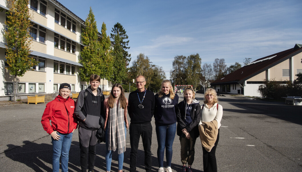 Elevene ved Kannik ungdomsskole og rektor Finn Lea ønsker seg sitteplasser, aktivitetstilbud, farger, lys og ikke minst tak. Foto: Marie von Krogh Elevene ved Kannik ungdomsskole og rektor Finn Lea ønsker seg sitteplasser, aktivitetstilbud, farger, lys og ikke minst tak. Foto: Marie von Krogh