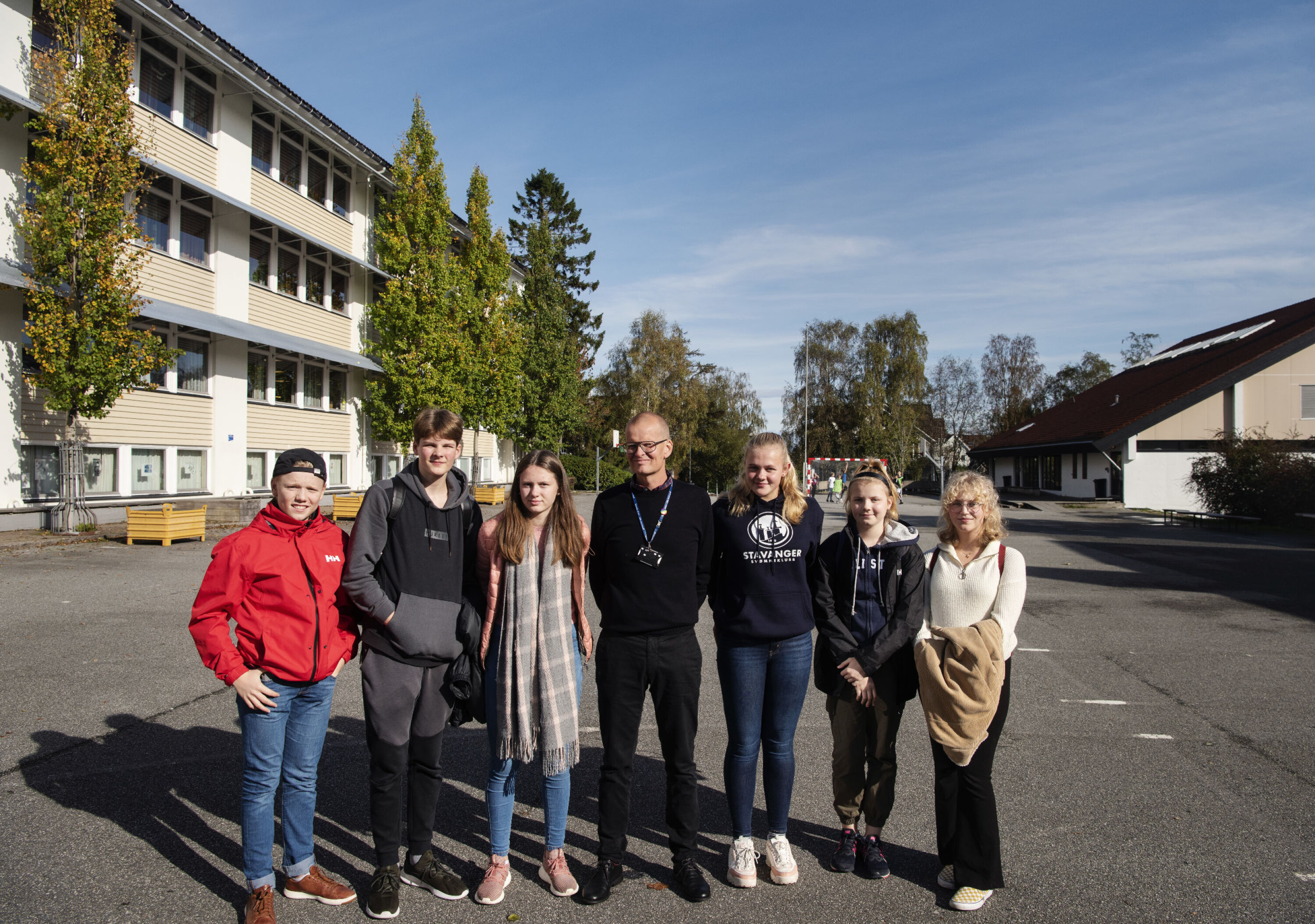 Elevene ved Kannik ungdomsskole og rektor Finn Lea ønsker seg sitteplasser, aktivitetstilbud, farger, lys og ikke minst tak. Foto: Marie von Krogh Elevene ved Kannik ungdomsskole og rektor Finn Lea ønsker seg sitteplasser, aktivitetstilbud, farger, lys og ikke minst tak. Foto: Marie von Krogh