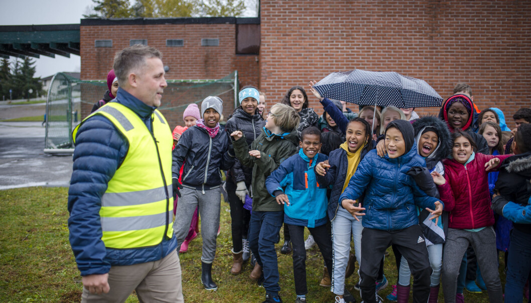 Rektor Kim Aas tar gjerne på seg inspeksjonsvesten og tar turen ut i skolegården. – Vi er opptatt av at alle elevene skal føle at her hører de til, sier Aas. Foto: Joakim S. Enger Rektor Kim Aas tar gjerne på seg inspeksjonsvesten og tar turen ut i skolegården. – Vi er opptatt av at alle elevene skal føle at her hører de til, sier Aas. Foto: Joakim S. Enger