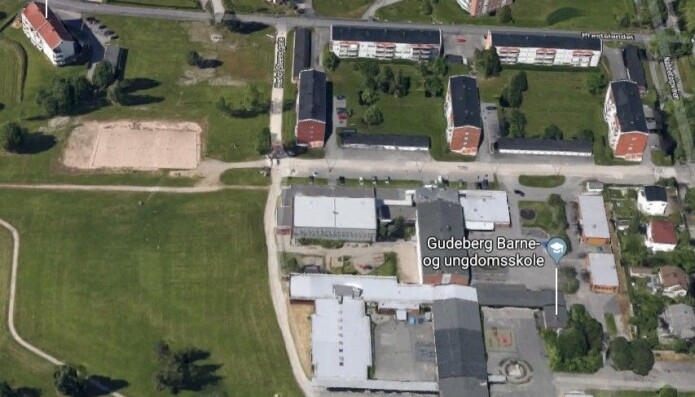 Gudeberg Barne- og Ungdomsskole slik den står nå, med de fredede grøntområdene rundt. Foto: Google Maps Gudeberg Barne- og Ungdomsskole slik den står nå, med de fredede grøntområdene rundt. Foto: Google Maps