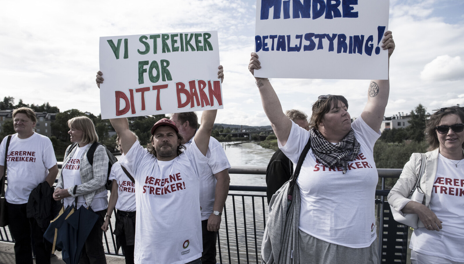 Medlemmene i Utdanningsforbundet var sterkt imot forslaget ledelsen hadde akseptert i arbeidstidsforhandlingene. Dermed endte det med streik i 2014. Her er streikende lærere på Rælingsbrua i Skedsmo kommune i Akershus. Foto: Stian Green Medlemmene i Utdanningsforbundet var sterkt imot forslaget ledelsen hadde akseptert i arbeidstidsforhandlingene. Dermed endte det med streik i 2014. Her er streikende lærere på Rælingsbrua i Skedsmo kommune i Akershus. Foto: Stian Green