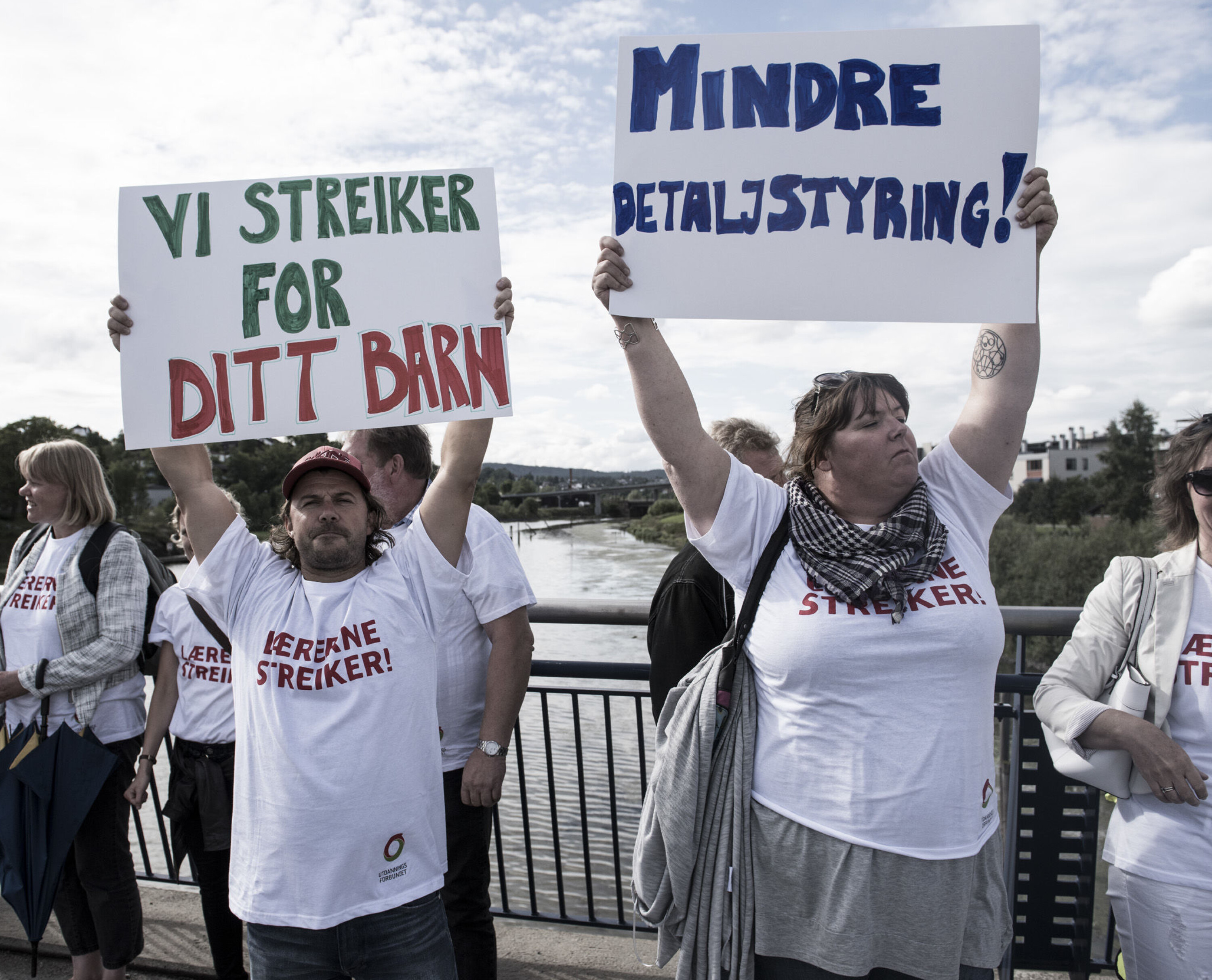 Medlemmene i Utdanningsforbundet var sterkt imot forslaget ledelsen hadde akseptert i arbeidstidsforhandlingene. Dermed endte det med streik i 2014. Her er streikende lærere på Rælingsbrua i Skedsmo kommune i Akershus. Foto: Stian Green Medlemmene i Utdanningsforbundet var sterkt imot forslaget ledelsen hadde akseptert i arbeidstidsforhandlingene. Dermed endte det med streik i 2014. Her er streikende lærere på Rælingsbrua i Skedsmo kommune i Akershus. Foto: Stian Green