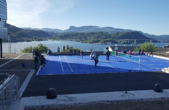 Badmintonbaner, street basket, sandvolleyballbane og trampoliner er noe av det kommunen fikk inn i skolegården til ungdomsskolen. Foto: Vågsøy kommune.