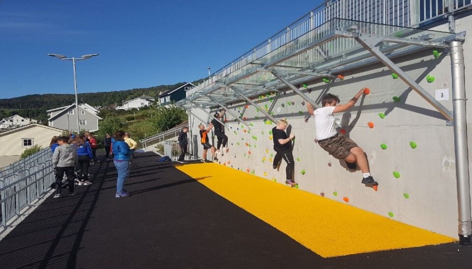 Klatrevegg i den nye skolegården. Foto: Vågsøy kommune.