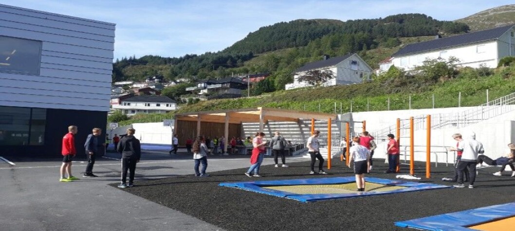 Trampoliner, treningsapparater og i bakgrunnen skimtes bordtennisbord og streetbasket-bane. Trampoliner, treningsapparater og i bakgrunnen skimtes bordtennisbord og streetbasket-bane.