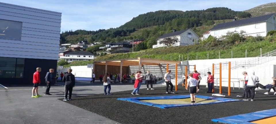 Trampoliner, treningsapparater og i bakgrunnen skimtes bordtennisbord og streetbasket-bane.