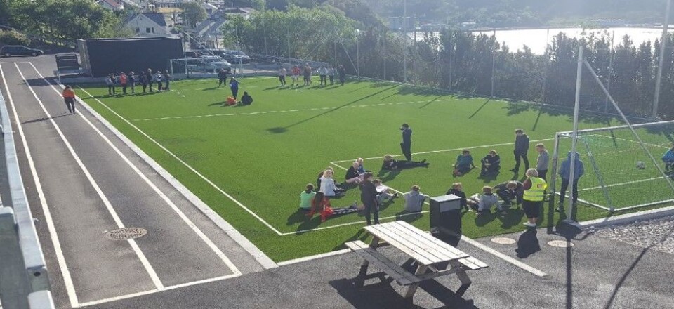 Fotballbane med 60 meters løpebane på siden.