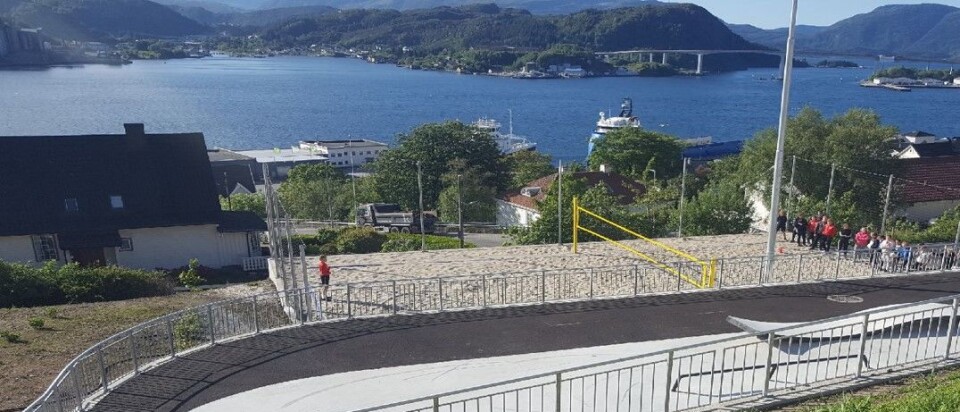 Sandvolleyballbane. I forgrunnen skimtes en liten skatepark.
