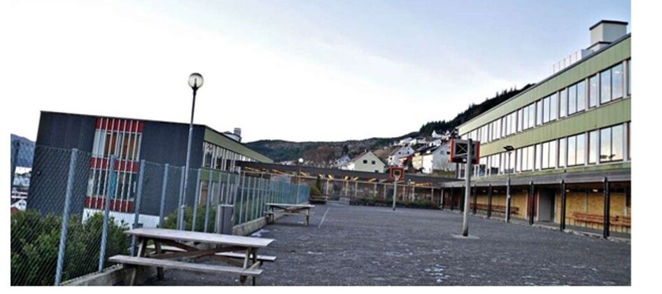 Slik så den gamle skolegården ut før både skolebygg og skolegård ble ny. Foto: Vågsøy kommune.