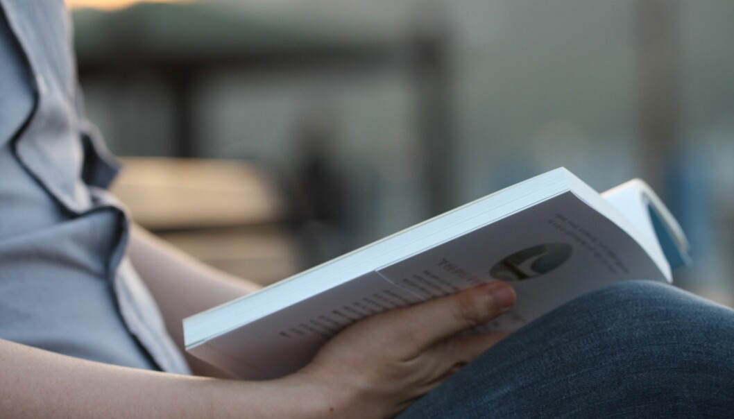 Halvparten av elevene på videregående skole foretrekker å lese læreboka på papir snarere enn digitalt, viser fersk undersøkelse. Foto: Pixabay