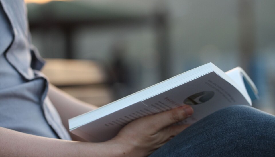Halvparten av elevene på videregående skole foretrekker å lese læreboka på papir snarere enn digitalt, viser fersk undersøkelse. Foto: Pixabay
