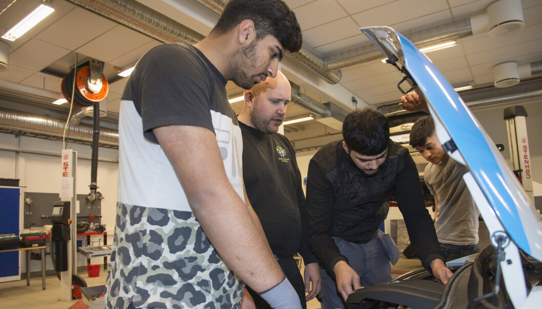 Det er mye som er forskjellig fra en elbil til kjøretøy som går på bensin eller diesel, og elevene får en innføring. Det er fra venstre Faiz Alam, kontaktlærer Arnfinn Gilberg, Danish Khan og Saqlain Haroon. Det er mye som er forskjellig fra en elbil til kjøretøy som går på bensin eller diesel, og elevene får en innføring. Det er fra venstre Faiz Alam, kontaktlærer Arnfinn Gilberg, Danish Khan og Saqlain Haroon.