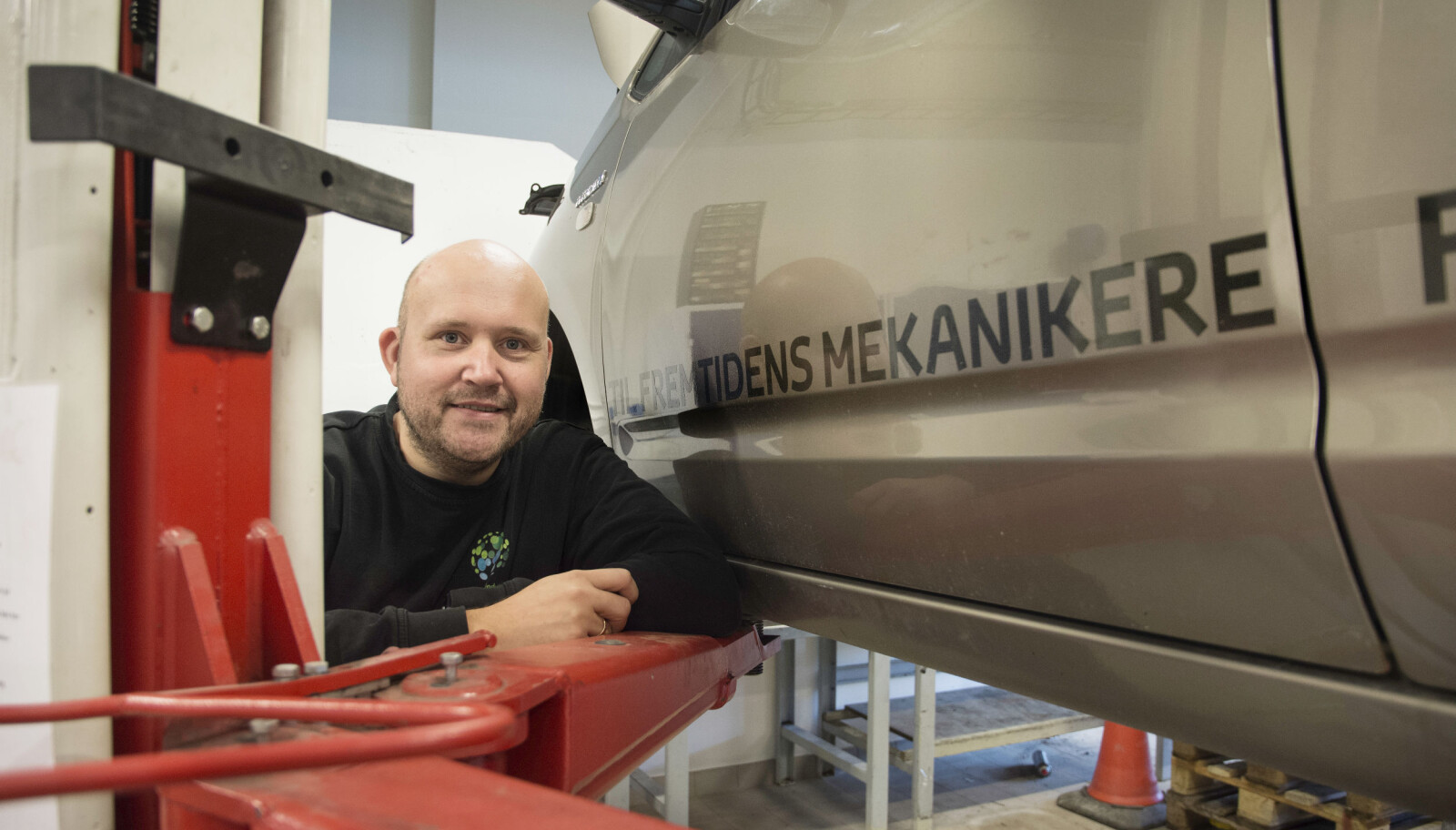 Fremtidens mekanikere må lære seg både elbiler og hybrid. Faglærer Arnfinn Gilberg er pådriver, og skolen har fått avtaler med både Toyota og Volkswagen, og det trengs moderne utstyr for å henge med. Fremtidens mekanikere må lære seg både elbiler og hybrid. Faglærer Arnfinn Gilberg er pådriver, og skolen har fått avtaler med både Toyota og Volkswagen, og det trengs moderne utstyr for å henge med.