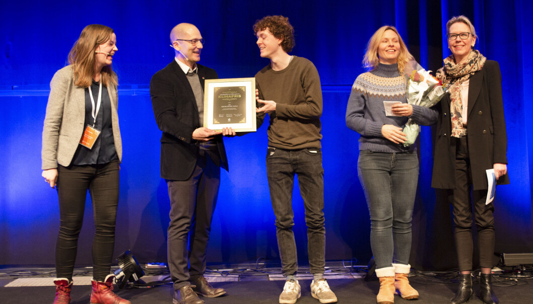 Utdanningsforbundets klimapris deles ut av av Steffen Handal og leder for Naturvernforbundet, Silje Ask Lundberg (t.v). Jacob Hansen fra Ski vgs. mottok prisen sammen med Line Anfinsen og Anne Berge. Foto: Tom Egil Jensen. Utdanningsforbundets klimapris deles ut av av Steffen Handal og leder for Naturvernforbundet, Silje Ask Lundberg (t.v). Jacob Hansen fra Ski vgs. mottok prisen sammen med Line Anfinsen og Anne Berge. Foto: Tom Egil Jensen.
