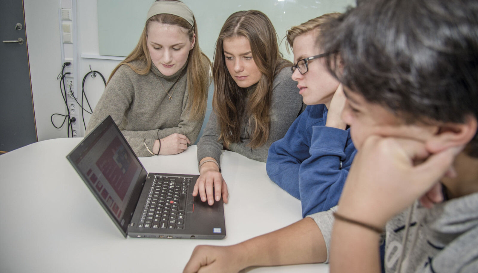 Jenny Andreassen, Martine Rognmo, William Banelind og Oliver Tschudi Madsen jobbet sammen om å finne ut hvordan kaffen vi kjøper, blir produsert og fraktet. Foto: Joakim S. Enger Jenny Andreassen, Martine Rognmo, William Banelind og Oliver Tschudi Madsen jobbet sammen om å finne ut hvordan kaffen vi kjøper, blir produsert og fraktet. Foto: Joakim S. Enger
