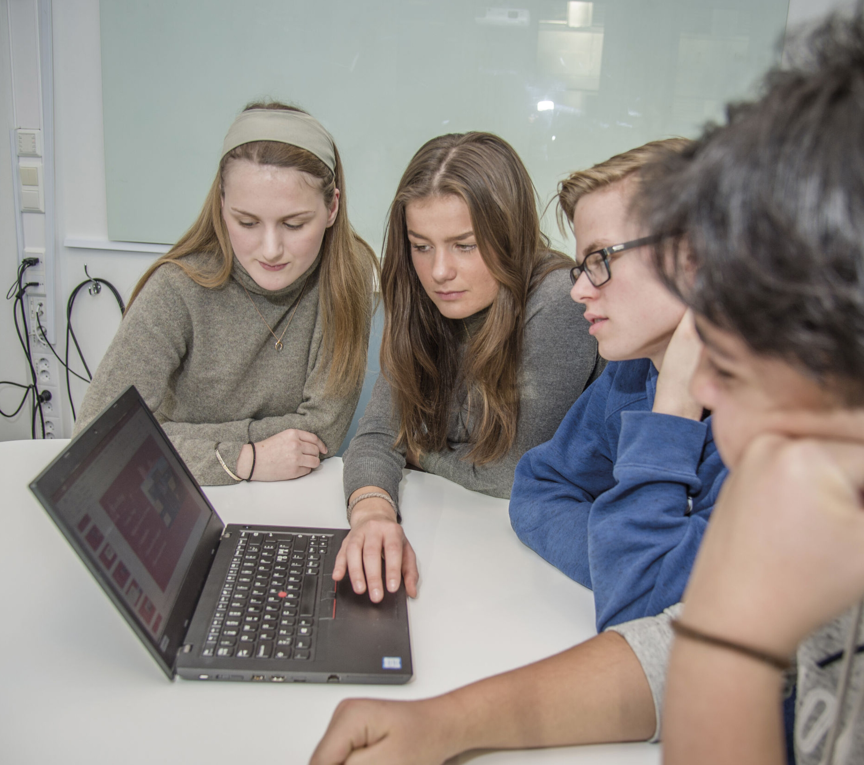 Jenny Andreassen, Martine Rognmo, William Banelind og Oliver Tschudi Madsen jobbet sammen om å finne ut hvordan kaffen vi kjøper, blir produsert og fraktet. Foto: Joakim S. Enger Jenny Andreassen, Martine Rognmo, William Banelind og Oliver Tschudi Madsen jobbet sammen om å finne ut hvordan kaffen vi kjøper, blir produsert og fraktet. Foto: Joakim S. Enger
