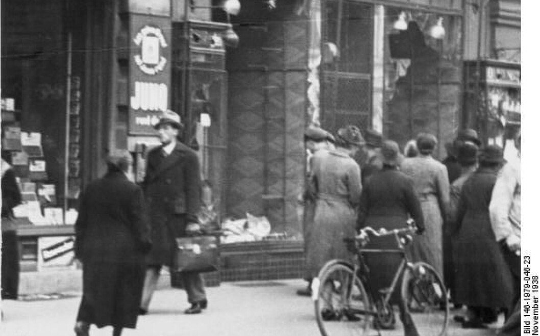 Sammenstimling av mennesker utenfor en ødelagt jødisk butikk i Magdeburg, dagen etter Krystallnatten. Foto: Bundesarchiv / de.wikipedia.org Sammenstimling av mennesker utenfor en ødelagt jødisk butikk i Magdeburg, dagen etter Krystallnatten. Foto: Bundesarchiv / de.wikipedia.org