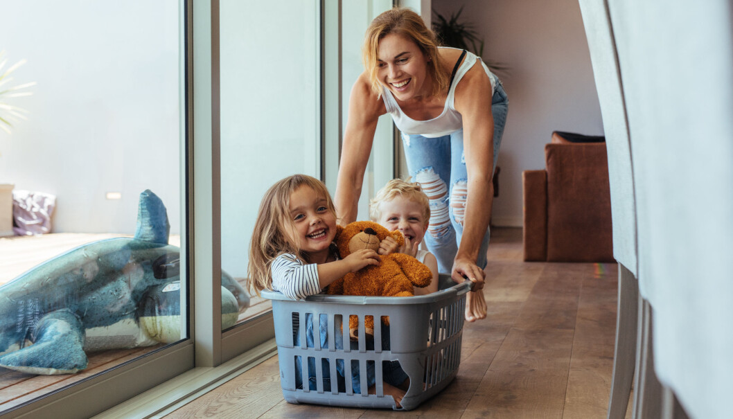 «Dada», sier jeg og lever meg inn i rollen som baby. Jeg vet at hun trenger meg i leken, skriver Nina Katrine Hansen i denne praksisfortellingen.
Illustrasjonsfoto: Adobestock «Dada», sier jeg og lever meg inn i rollen som baby. Jeg vet at hun trenger meg i leken, skriver Nina Katrine Hansen i denne praksisfortellingen.
Illustrasjonsfoto: Adobestock