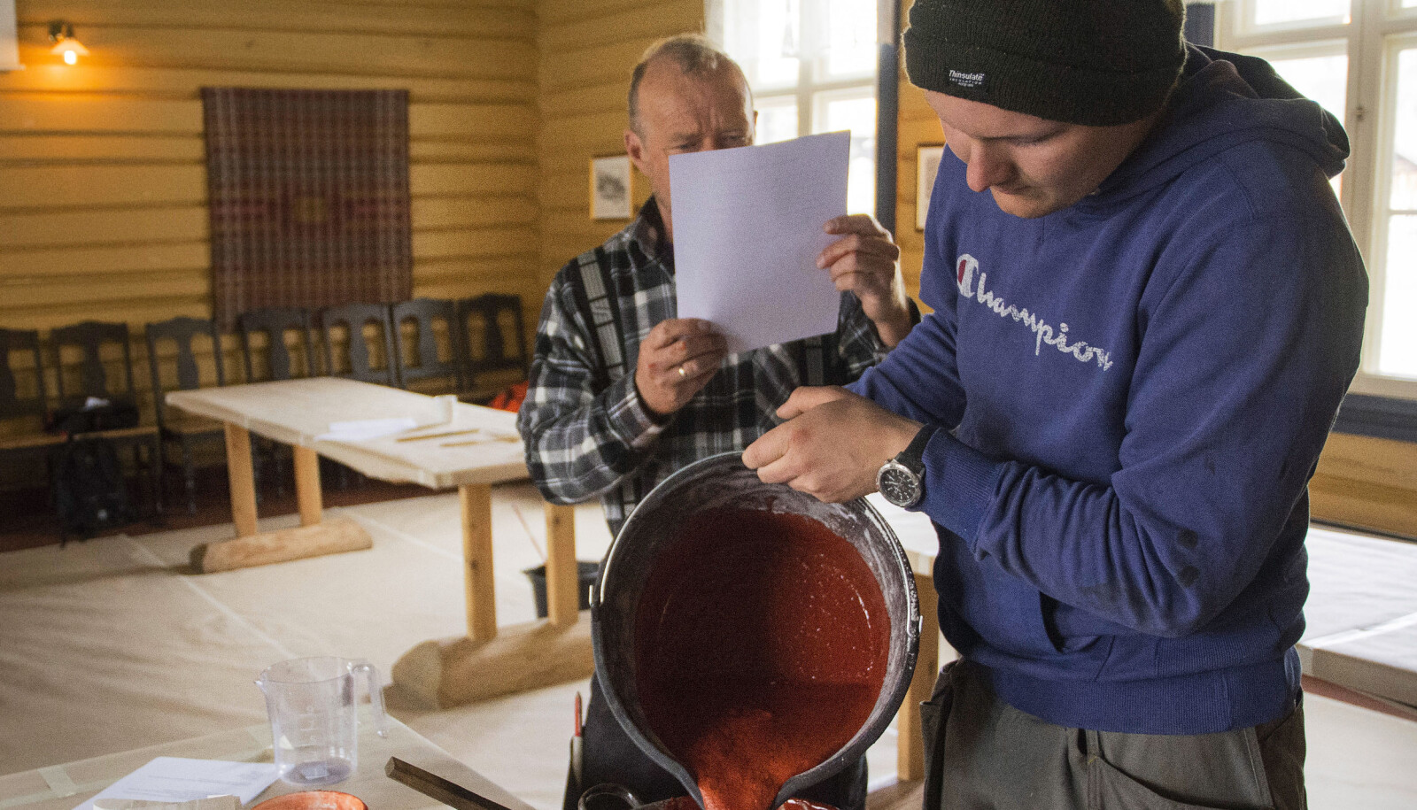 Studentene må lage malingen de skal bruke selv. Her er det Håkon Martinsen som tømmer komposisjonsmaling, mens Knut Gunnar Martinsen leser oppskriften. Studentene må lage malingen de skal bruke selv. Her er det Håkon Martinsen som tømmer komposisjonsmaling, mens Knut Gunnar Martinsen leser oppskriften.