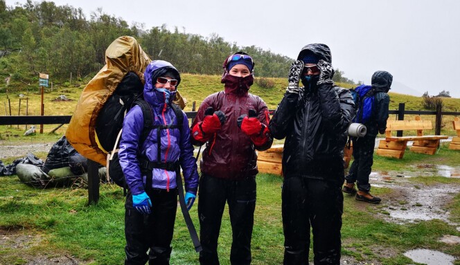 Framme ved Jøldalshytta. «Det finnes ikke dårlig vær, bare dårlige klær». Foto: Ingvild Onsøien Strøm. Framme ved Jøldalshytta. «Det finnes ikke dårlig vær, bare dårlige klær». Foto: Ingvild Onsøien Strøm.