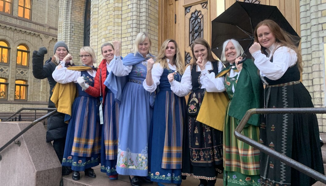 Aksjonistene i Folkeaksjonen for høyere utdanning på Helgeland viser at de er kampklare selv etter stortingsvedtaket om å ikke stanse Nesna-nedleggelsen. Foto: Kaja Mejlbo Aksjonistene i Folkeaksjonen for høyere utdanning på Helgeland viser at de er kampklare selv etter stortingsvedtaket om å ikke stanse Nesna-nedleggelsen. Foto: Kaja Mejlbo