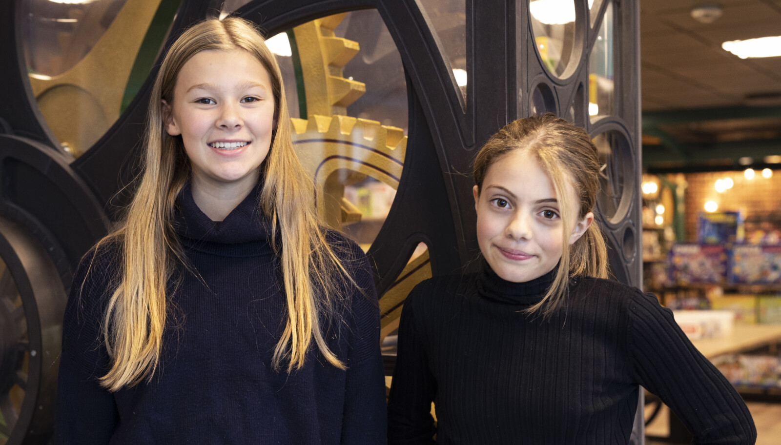Det er veldig gøy her. Vi får gjøre flere eksperimenter enn på skolen, sier Elina (12). Tale (11, til høyre) er også talentsenteret på Teknisk museum. Foto: Maja Ljungberg Bjaaland Det er veldig gøy her. Vi får gjøre flere eksperimenter enn på skolen, sier Elina (12). Tale (11, til høyre) er også talentsenteret på Teknisk museum. Foto: Maja Ljungberg Bjaaland