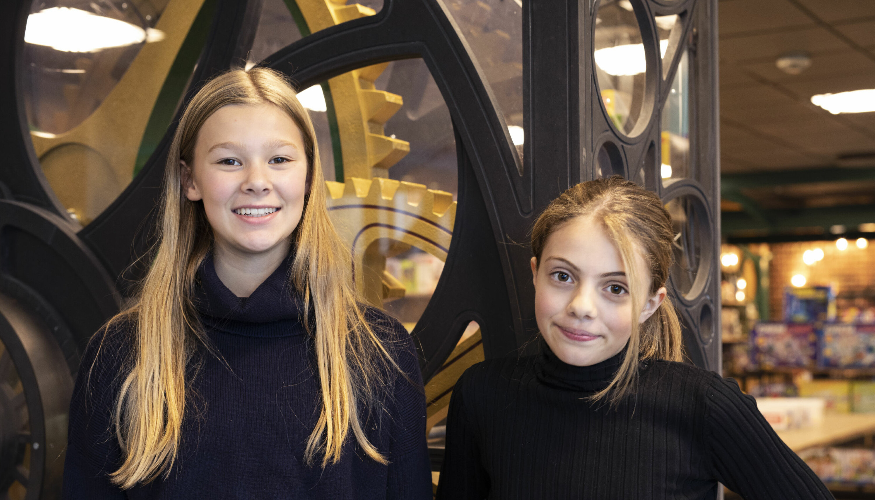 Det er veldig gøy her. Vi får gjøre flere eksperimenter enn på skolen, sier Elina (12). Tale (11, til høyre) er også talentsenteret på Teknisk museum. Foto: Maja Ljungberg Bjaaland
