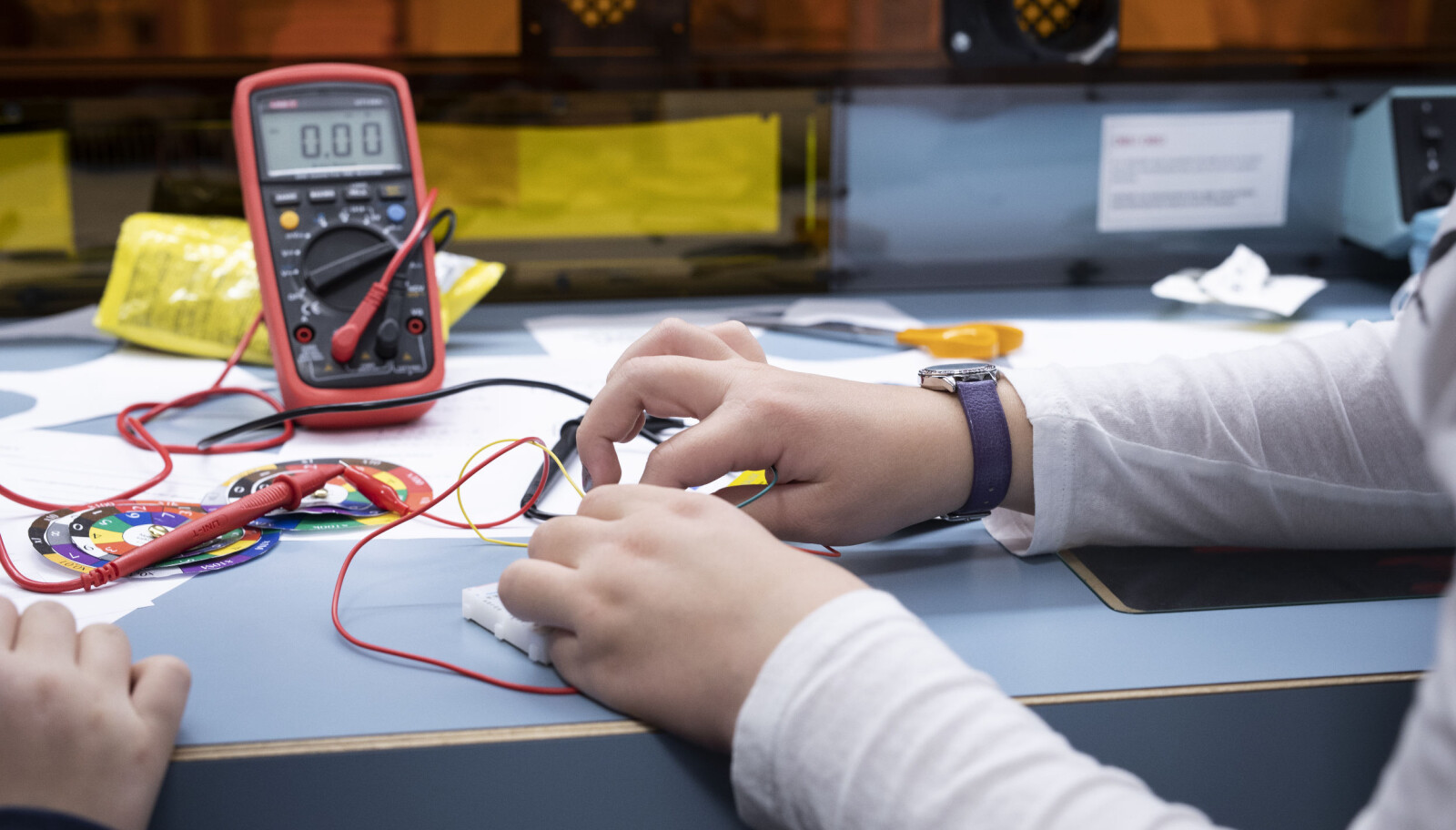 Elevene gjør målinger og regner ut strømstyrken med Ohms lov. Foto: Maja Ljungberg Bjaaland Elevene gjør målinger og regner ut strømstyrken med Ohms lov. Foto: Maja Ljungberg Bjaaland