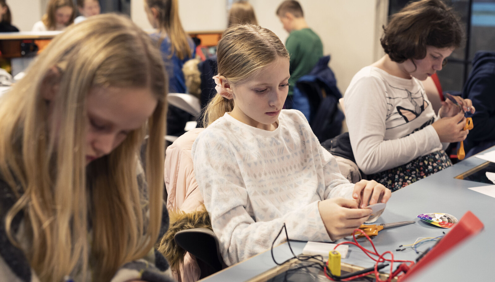 Moa (12), Caroline (12) og Amanda (12) måler og regner ut på Talentsenteret på Teknisk museum. Foto: Maja Ljungberg Bjaaland Moa (12), Caroline (12) og Amanda (12) måler og regner ut på Talentsenteret på Teknisk museum. Foto: Maja Ljungberg Bjaaland