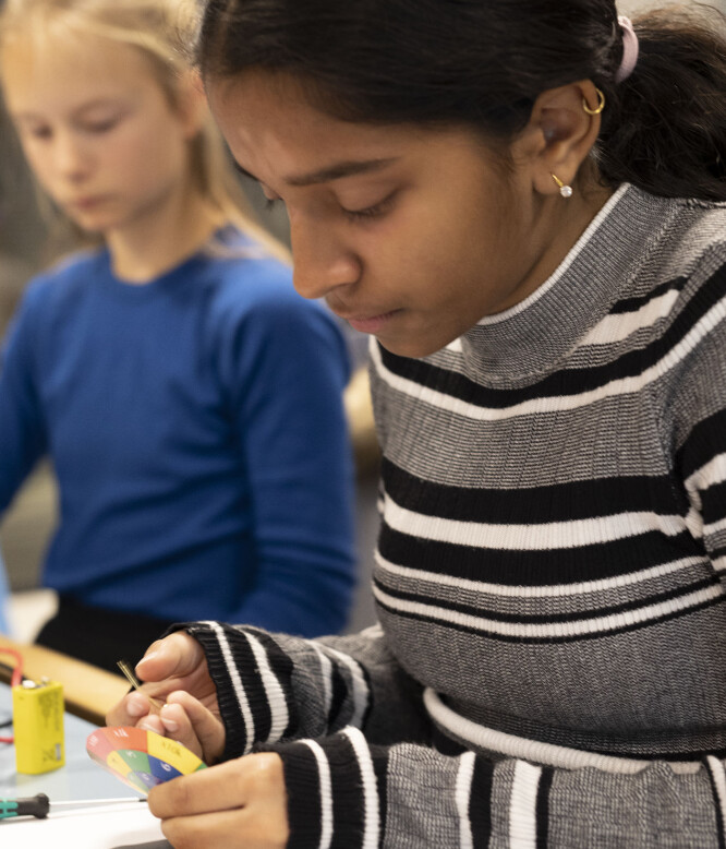 Akriti (12) og Vilde (12) er blant jentene med stort læringspotensial. I teknolabben får elevene større faglige utfordringer. Foto: Maja Ljungberg Bjaaland Akriti (12) og Vilde (12) er blant jentene med stort læringspotensial. I teknolabben får elevene større faglige utfordringer. Foto: Maja Ljungberg Bjaaland