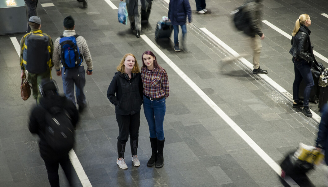 Av og til har Maja (t.v.) og Anna lyst til å leve i en annen tid enn den vi lever i, gjerne en blanding av fortid og fremtid. Av og til har Maja (t.v.) og Anna lyst til å leve i en annen tid enn den vi lever i, gjerne en blanding av fortid og fremtid.
