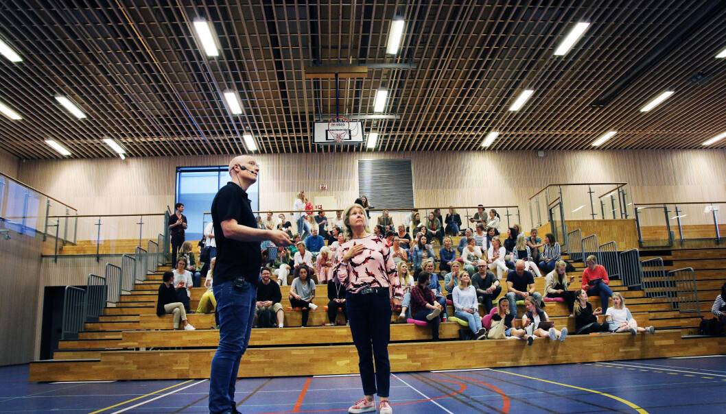 Børge Stave og rektor på Storøya skole, Britt Eia. Børge Stave og rektor på Storøya skole, Britt Eia.